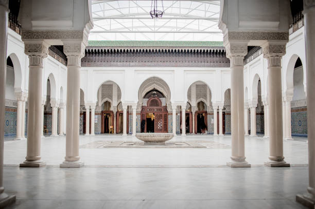 corte interna durante la visita alla grande moschea di parigi - ancient arabic style arch architecture foto e immagini stock