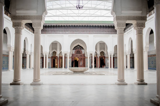 interior court while visiting the great mosque of paris - ancient arabic style arch architecture imagens e fotografias de stock