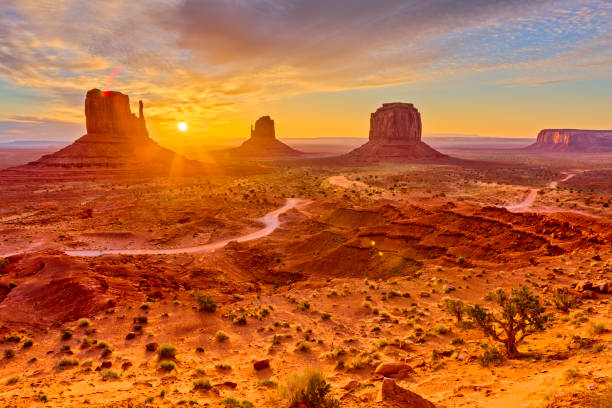 monument valley en arizona - monument valley navajo mesa monument valley tribal park fotografías e imágenes de stock