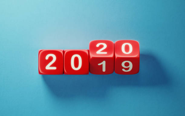 rote dices wechseln von 2019 bis 2020 auf blauem hintergrund - roll of the dice fotos stock-fotos und bilder