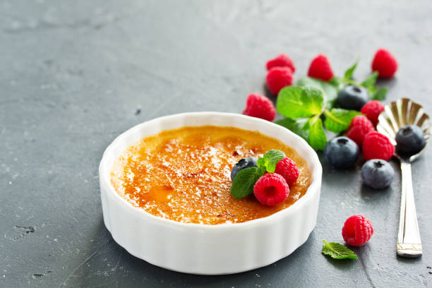 крем-брюле. десерт с карамельной корочкой и ягодами. - dessert creme brulee food gourmet стоковые фото и изображения