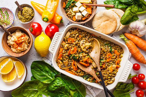 Vegano de lentl de curry con verduras, vista superior. Fondo alimentario sano basado en plantas. photo