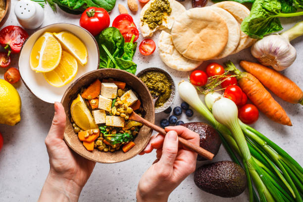 fondo alimenticio vegetariano saludable. verduras, pesto y lentl de curry con tofu. - comida vegetariana fotografías e imágenes de stock