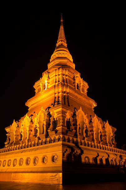 pomarańczowe światło wielka pagoda w ciemnej nocy - corner temple stupa tower zdjęcia i obrazy z banku zdjęć