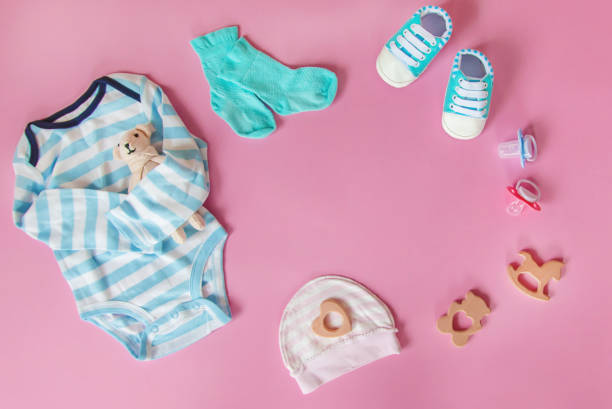 babyaccessoires für neugeborene auf farbigem hintergrund. selektiver fokus. - gegenstand zur babypflege stock-fotos und bilder