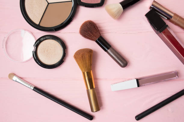istock Makeup brush and decorative cosmetics on a pastel pink background with empty space. 1147284672