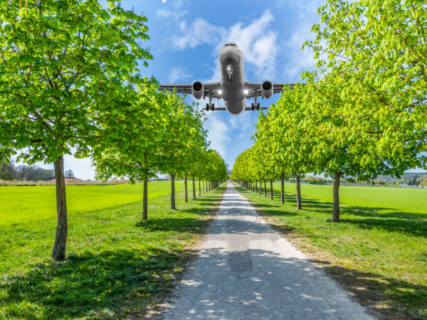 fluglärm über dem park wohngebiet - air vehicle audio stock-fotos und bilder