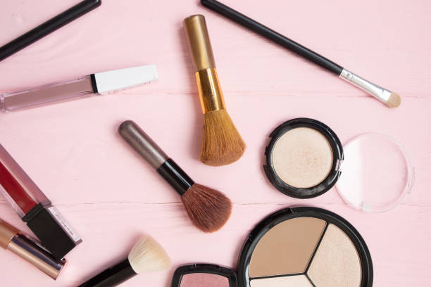 istock Makeup brush and decorative cosmetics on a pastel pink background with empty space. 1147287680