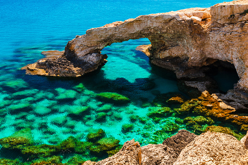 Hermoso arco de roca natural cerca de Ayia Napa, cavo Greco y Protaras en la isla de Chipre, mar Mediterráneo. Legendarios amantes del puente. Increíble mar verde azul y día soleado. photo