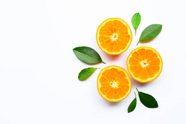 oranges auf weißem hintergrund. - vitamin c fotos stock-fotos und bilder