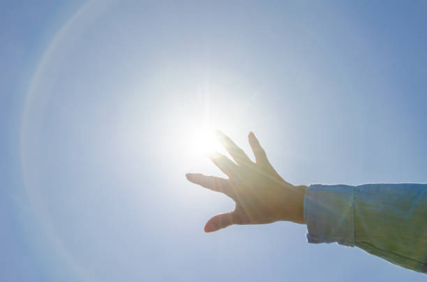 女の手と太陽 - 紫外線 ストックフォトと画像