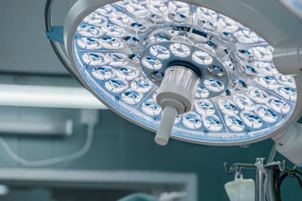 수술 실에서 외과 전기 램프를 작동 - 수술용 라이트 뉴스 사진 이미지