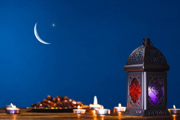 marocain, lanterne arabe et des dates sur une vieille table en bois avec le ciel nocturne et le croissant de lune et l’étoile derrière. carte de voeux pour la communauté musulmane mois sacré ramadan kareem. espace libre - star star shape sky night photos et images de collection