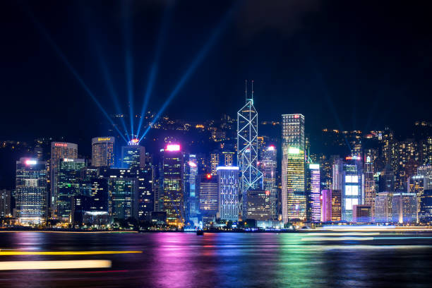 현대 건축 지역에서 홍콩의 도시 풍경을 보여주는 레이저 쇼 - laser show 이미지 뉴스 사진 이미지