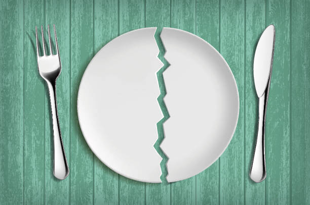 ilustraciones, imágenes clip art, dibujos animados e iconos de stock de placa blanca rota sobre una mesa de madera verde. una alimentación saludable - plate hungry fork dinner