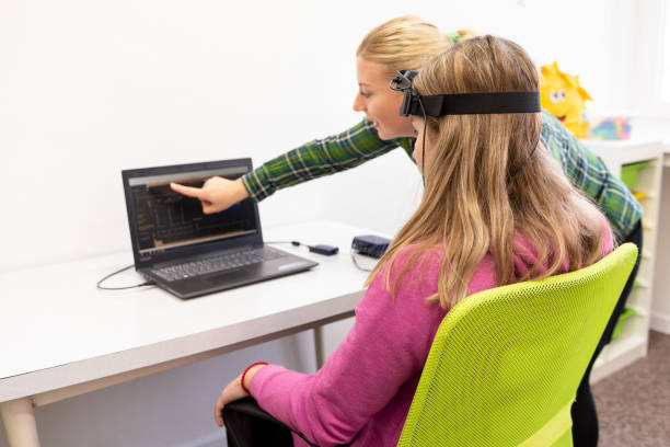 giovane adolescente e terapista infantile durante la sessione di neurofeedback eeg. concetto di elettroencefalografia. - biofeedback foto e immagini stock