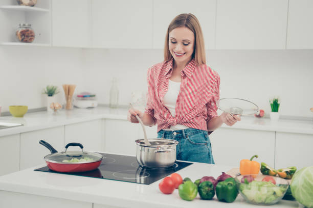 Close up photo beautiful amazing she her lady prepare delicious meal appetite mix all pan family favorite dish excited wear domestic home apparel shirt jeans denim outfit bright home kitchen indoors. close up foto hermosa increíble ella su señora preparar delicioso apetito de comida mezclar todo plato favorito de la familia pan de vestir de casa doméstica de ropa de vestir casera jeans pantalones denim traje brillante cocina casera en el interior