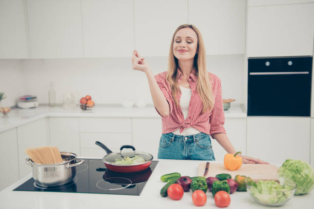 Close up photo beautiful she her lady fingers belissimo okey symbol check quality advising meal dish expert yummy wear domestic home apparel shirt jeans denim outfit bright home kitchen indoors. close up foto hermosa ella sus dedos de la dama belissimo símbolo okey comprobar la calidad aconsejando plato de comida experto delicioso desgaste doméstico ropa de vestir casera pantalones vaqueros traje de cocina casera brillante en el interior