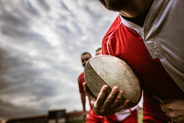 feche acima do jogador irreconhecível do rugby com esfera. - unrecognizable person sky athlete competitive sport - fotografias e filmes do acervo