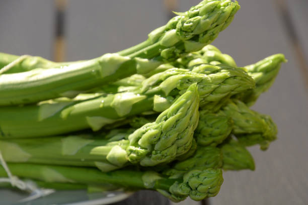 istock fresh and raw green asparagus heads 1147319413