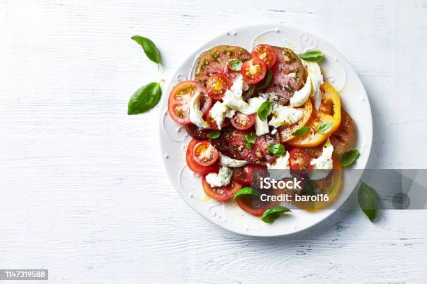 Mixed Tomato Salad With Mozzarella Cheese And Basil Leaves Mediterranean Cuisine - Fotografias de stock e mais imagens de Salada