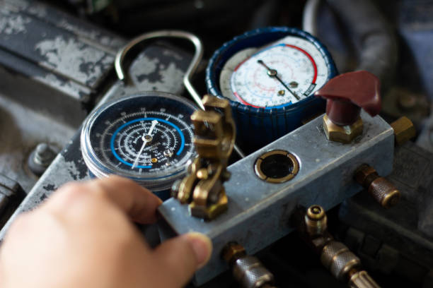 mechanik samochodowy pracownik mocowania klimatyzacji w garażu samochodowym .
narzędzia monitorujące sprawdzić system klimatyzator samochodowy.â ̈pojazd silnika maintenanceâ usługi, naprawa system pomiaru ciśnienia silnika. - refrigeration cycle zdjęcia i obrazy z banku zdjęć