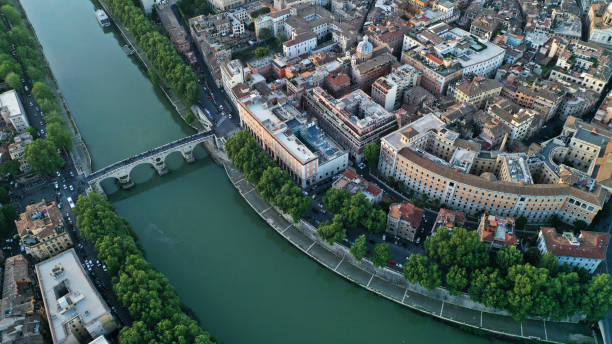 테베레 강 및 이탈리아 로마의 센터의 공중 보기. 콜로세움. 고 대 수도. 드 론에서. - tiber river 뉴스 사진 이미지