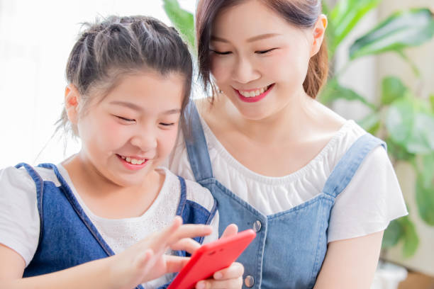 istock Daughter and mother use smartphone 1147327291