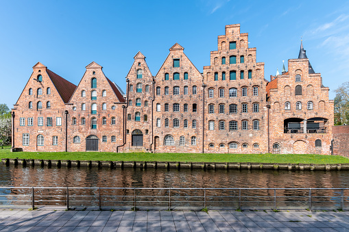 Almacenes históricos construidos en 1579 por el río en Lübeck, Alemania photo