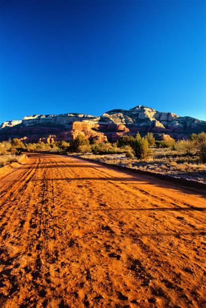レッドキャニオンロードセドナアリゾナ米国の日の出にクマ山レッドロック国 - usa dirt road rock sandstone ストックフォトと画像