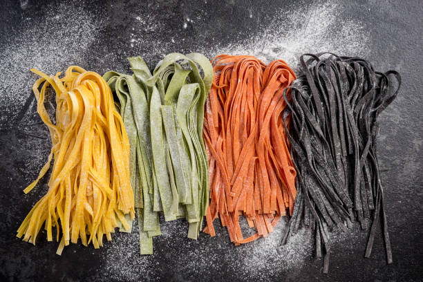 tagliatelle colorate non coere fatte in casa - italian cuisine dry pasta directly above foto e immagini stock