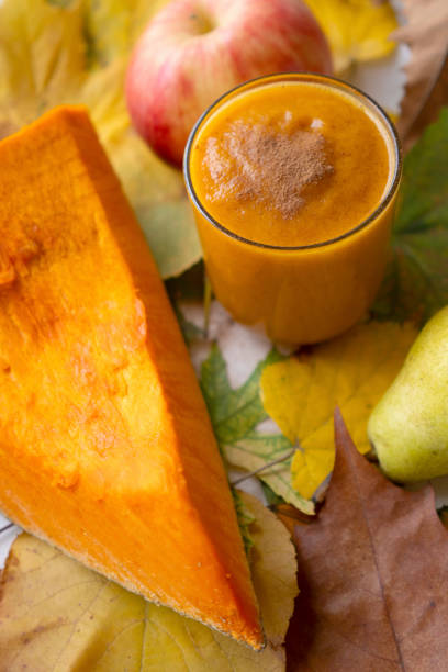 Batido de calabaza vegetal con canela - foto de stock