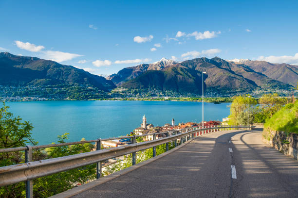 idylliczne miejsce nad jeziorem lago maggiore - crash barrier obrazy zdjęcia i obrazy z banku zdjęć