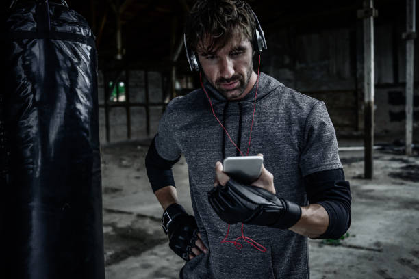 트레이닝 후 스마트폰을 사용 하는 남자 - men sweat combative sport boxing 뉴스 사진 이미지