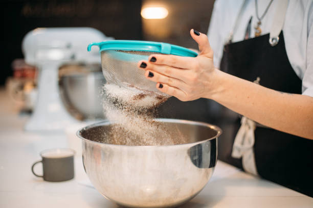 donna mani setacciare la farina - bread making foto e immagini stock