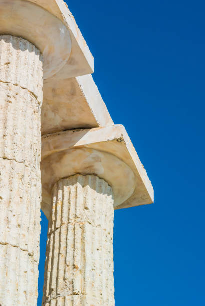 foto di imitazione, mock-up sotto forma di antiche colonne antiche sullo sfondo di un cielo azzurro chiaro - clear sky acropolis athens greece greece foto e immagini stock