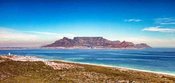 кейптаун и столовая гора воздушный панорамный вид с побережья bloubergstrand - lions head mountain стоковые фото и изображения