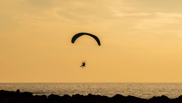 extreme air sport on sunset on sea - extreme sports air sport recreational pursuit ultralight imagens e fotografias de stock