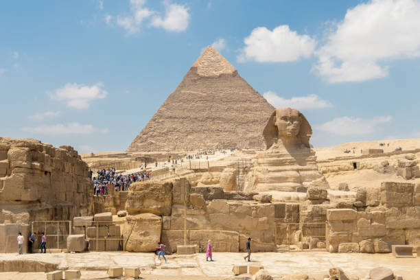 a pirâmide de khafre e a grande esfinge de gizé - giza pyramids sphinx pyramid shape pyramid - fotografias e filmes do acervo