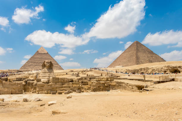 the pyramid of chephren and the great sphinx of giza in spring - giza pyramids sphinx pyramid shape pyramid imagens e fotografias de stock
