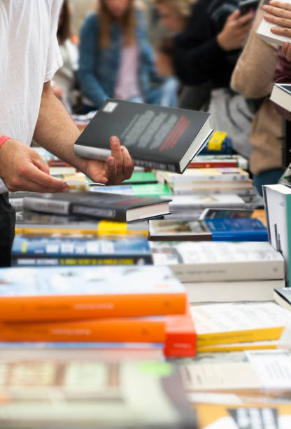 bancarelle di libri di strada, book day - crowd store europe city street foto e immagini stock