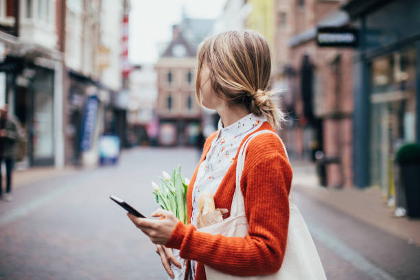 kuvapankkikuvat ja rojaltivapaat kuvat aiheesta matkapuhelimen käyttö ulkona - shopping street in utrecht netherlands