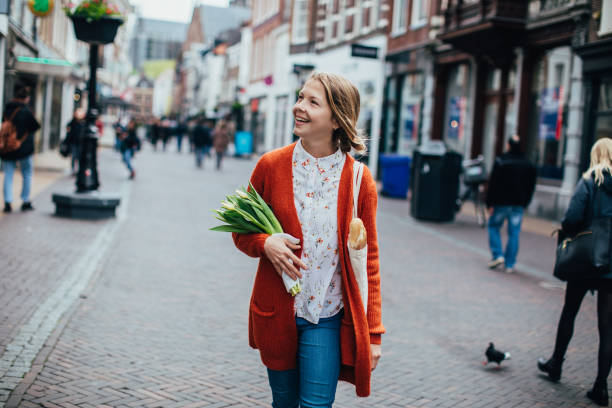 kuvapankkikuvat ja rojaltivapaat kuvat aiheesta hollantilainen nainen tulppaanien kanssa utrechtissa - shopping street in utrecht netherlands