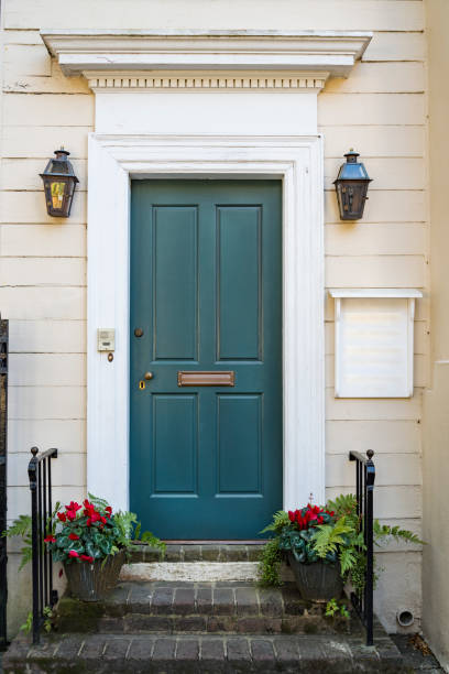 vue de face de la maison ancienne dans la ville de charleston - southern charm photos et images de collection