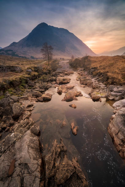 glen etive with buachaille etive mor in the background, glen coe, rannoch moor, scotland, uk - mor imagens e fotografias de stock