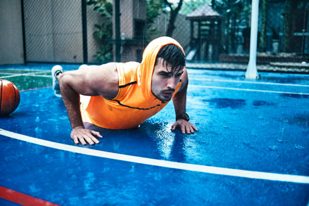 man exercising on a rainy day - basketball sport storm star imagens e fotografias de stock