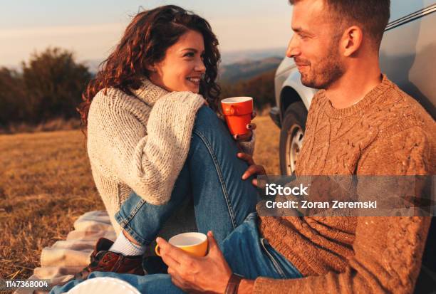 아름 다운 젊은 부부는 석양에 피크닉 시간을 즐기는 데이트에 대한 스톡 사진 및 기타 이미지 - 데이트, 커플, 가을