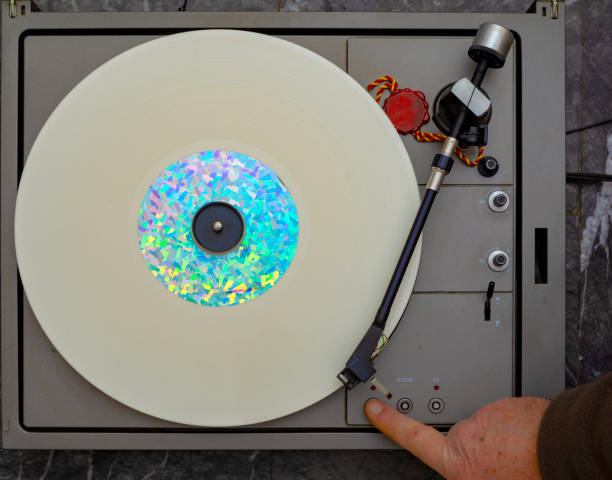 turntable with white vinyl lp 33 rpm positioned to be heard - 33 rpm imagens e fotografias de stock