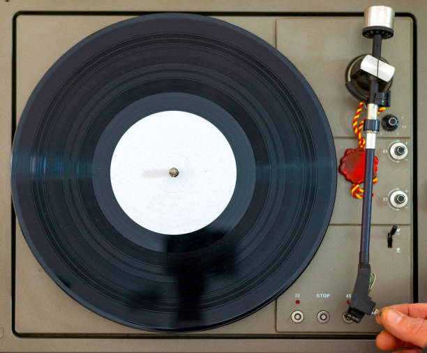 turntable with vinyl lp 33 rpm positioned to be heard - 33 rpm imagens e fotografias de stock