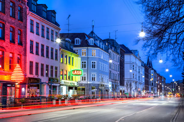 밤에 코펜하겐에서 뇌 어브로 지구에 norrebrogade - denmark street street light design 뉴스 사진 이미지